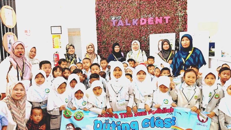 Peserta didik TKQ Suni Fadhilah di dampingi para wali murid mengunjungi klinik Gigi TalkDent Jatibarang - Indramayu.