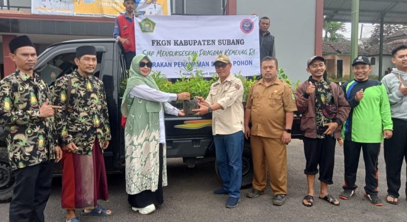 Hari Bumi, Kepala Desa Cupunagara Terima Bantuan 100 Pohon Cengkeh dari FKGN Subang