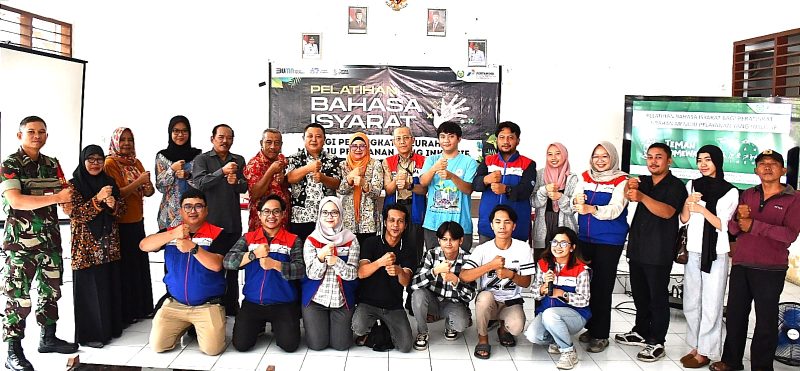 PT Kilang Pertamina Internasional (KPI) Refinery Unit VI Balongan menggelar pelatihan Bahasa Isyarat Indonesia (BISINDO) kepada perangkat Kelurahan Lemahmekar, Kecamatan Indramayu.