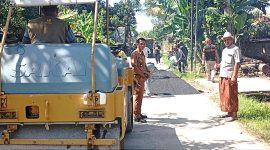 Foto. Kades tengah meninjau realisasikan DD tahap I, pengerjaan pengaspalan hotmix.