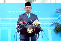 Hasan Nasbi Pria kelahiran 11 Oktober 1979 itu mengenyam pendidikan di SMA 2 Bukittinggi dan melanjutkan kuliah ke Ilmu Politik Universitas Indonesia (UI). Ia juga sempat menjadi wartawan pada 2005-2006.