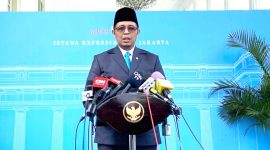 Hasan Nasbi Pria kelahiran 11 Oktober 1979 itu mengenyam pendidikan di SMA 2 Bukittinggi dan melanjutkan kuliah ke Ilmu Politik Universitas Indonesia (UI). Ia juga sempat menjadi wartawan pada 2005-2006.