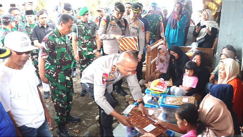 Kunjungi Keluarga Korban Ledakan di Garut, Kapolda Jabar Bersama Pangdam III Siliwangi Berikan Santunan 