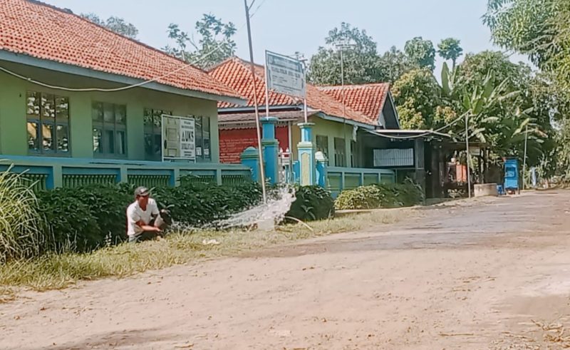 Tim Pelaksana Proyek Desa Tenajar Membantah Tuduhan Polusi Debu, Opal Pastikan Upaya Pencegahan Polusi Debu
