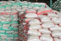 Harga beras dunia tengah pun mengalami penurunan tajam hingga di bawah US$ 400 per ton. Anjloknya harga beras ini, Pemerintah meyakini karena ada faktor Indonesia.