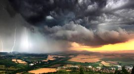 Meski kalender menunjukkan musim kemarau, hujan masih turun di berbagai daerah. Senin (19/5/2025). Foto tangkap Layar Google 