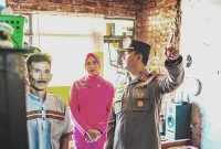 Polres Cimahi melakukan bedah rumah untuk Aiptu (Purn) Kamilsyaf, seorang purnawirawan Polri yang rumahnya rusak parah