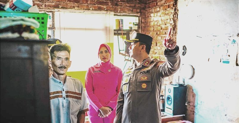 Polres Cimahi melakukan bedah rumah untuk Aiptu (Purn) Kamilsyaf, seorang purnawirawan Polri yang rumahnya rusak parah