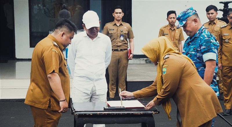 Penandatanganan tersebut dilakukan oleh Bupati Subang, Kepala Dinas Pendidikan dan Kebudayaan Kabupaten Subang, serta Komandan Lanud Suryadarma di saksikan Gubernur Jawa Barat.

