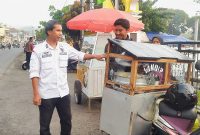 Kasi Trantib Ojang berikan himbauan kepada salah satu pedagang.Dok. Delta Nusantara.com