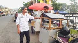 Kasi Trantib Ojang berikan himbauan kepada salah satu pedagang.Dok. Delta Nusantara.com