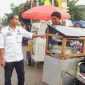 Kasi Trantib Ojang berikan himbauan kepada salah satu pedagang.Dok. Delta Nusantara.com
