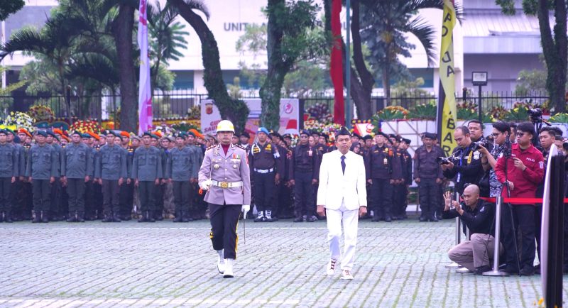 Gubernur Jawa Barat, Dedi Mulyadi, bertindak sebagai inspektur upacara, Selasa (1/7/2025)