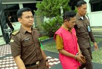 Di usianya yang lebih dari setengah abad, HR Kepala desa yang berada di Kecamatan Bayongbong Garut harus mendekam di balik jeruji besi.