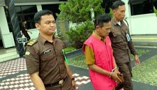 Di usianya yang lebih dari setengah abad, HR Kepala desa yang berada di Kecamatan Bayongbong Garut harus mendekam di balik jeruji besi.