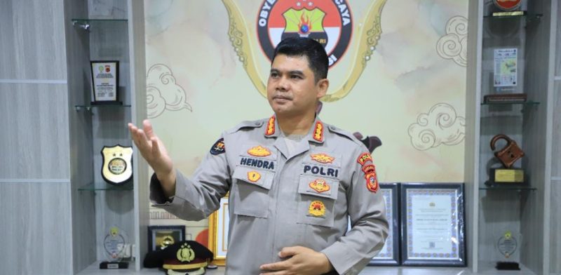 Kabid Humas Polda Jabar, Kombes Pol. Hendra Rochmawan dalam keterangannya menyampaikan bahwa yang dilakukan oleh tersangka melakukan perusakan terhadap sebuah gitar dan satu unit mobil Ertiga.