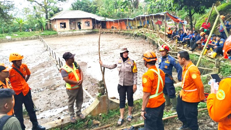 Upaya pencarian korban bencana alam yang dilaporkan hanyut di Sungai Ciesek, Desa Cipayung Girang, Kecamatan Megamendung, Kabupaten Bogor, kembali dilanjutkan pada hari kedua, sejak Senin (7/7/2025)