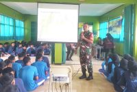 Foto. Pelda Widodo Anggota Koramil 0505/Tj.Siang sedang memberikan materi wawasan kebangsaan dan bela negara dalam Kegiatan MPLS SMAN 1 Tanjungsiang.
