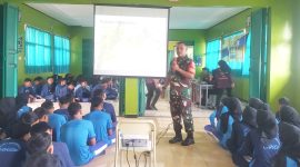 Foto. Pelda Widodo Anggota Koramil 0505/Tj.Siang sedang memberikan materi wawasan kebangsaan dan bela negara dalam Kegiatan MPLS SMAN 1 Tanjungsiang.