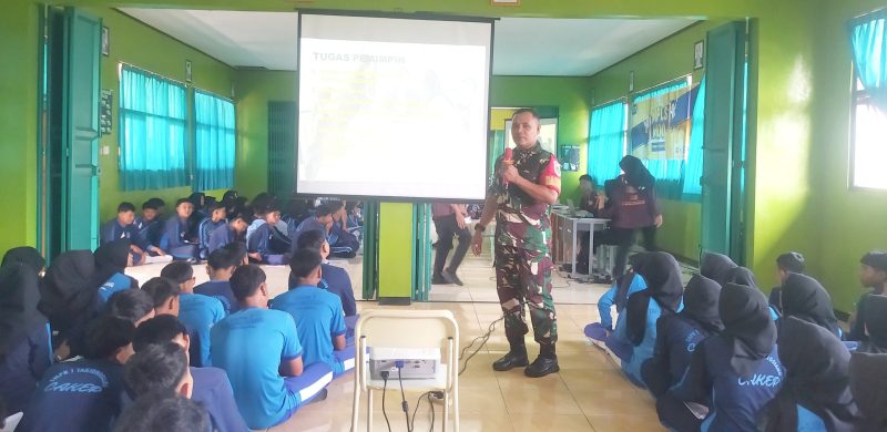 Foto. Pelda Widodo Anggota Koramil 0505/Tj.Siang sedang memberikan materi wawasan kebangsaan dan bela negara dalam Kegiatan MPLS SMAN 1 Tanjungsiang.
