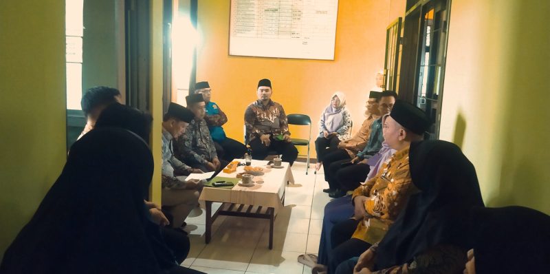 Kasi Pd Pontren Bersama FPP ( Forum Pondok Pesantren ) Kabupaten Subang melakukan sosialisasi di Kantor KUA Cisalak.