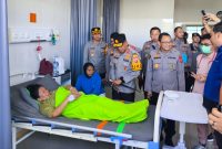 Kapolda Jawa Barat Irjen Pol. Rudi Setiawan, secara langsung menjenguk Ibu Iyah Sadiah di rumah sakit.