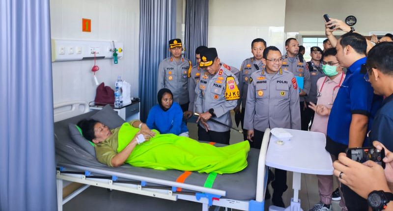 Kapolda Jawa Barat Irjen Pol. Rudi Setiawan, secara langsung menjenguk Ibu Iyah Sadiah di rumah sakit.