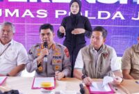 Kabid Humas Polda Jabar Kombes Pol. Hendra Rochmawan didampingi Direktur Reserse Kriminal Khusus (Dirreskrimsus) Polda Jabar Dr. Wirdhanto Hadicaksono, serta Dinas Instansi terkait