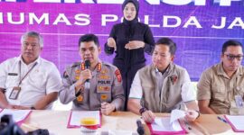 Kabid Humas Polda Jabar Kombes Pol. Hendra Rochmawan didampingi Direktur Reserse Kriminal Khusus (Dirreskrimsus) Polda Jabar Dr. Wirdhanto Hadicaksono, serta Dinas Instansi terkait