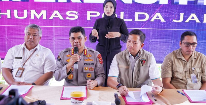 Kabid Humas Polda Jabar Kombes Pol. Hendra Rochmawan didampingi Direktur Reserse Kriminal Khusus (Dirreskrimsus) Polda Jabar Dr. Wirdhanto Hadicaksono, serta Dinas Instansi terkait