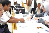penyerahan rekening bantuan bagi pedagang yang terkena dampak pembongkaran di Kecamatan Ciater.