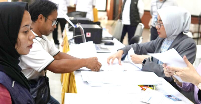 penyerahan rekening bantuan bagi pedagang yang terkena dampak pembongkaran di Kecamatan Ciater.
