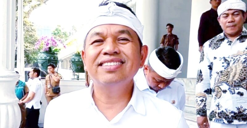 Gubernur Jawa Barat (Jabar) Dedi Mulyadi, menargetkan tahun 2027 mendatang seluruh jalan di Jabar mulus. 