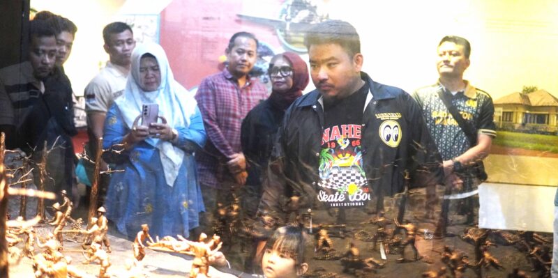 Didampingi Asisten Daerah Bidang Pemerintahan dan Kesejahteraan Rakyat, Kepala Dinas Pendidikan dan Kebudayaan, serta Kepala Dinas Pariwisata, Pemuda, dan Olahraga, Bupati meninjau langsung koleksi museum