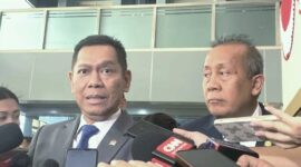 Wakil Ketua DPR RI, Adies Kadir, menjelaskan bahwa gaji pokok anggota DPR RI belum naik, tetapi beberapa komponen tunjangan mengalami kenaikan.