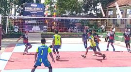 Turnamen Bola Voly diikuti 12 Club dengan sistim gugur, Foto. Saat tim bola Voly Zeus vs Tirta Utama yang di menangkan tim Tirta Utama dengan skor 2-0.