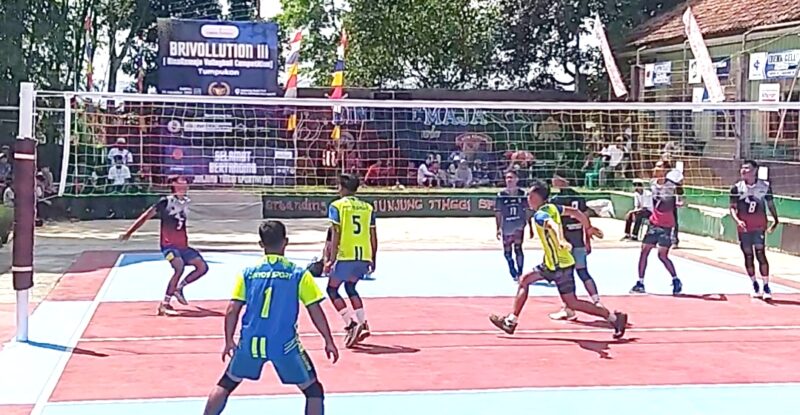 Turnamen Bola Voly diikuti 12 Club dengan sistim gugur, Foto. Saat tim bola Voly Zeus vs Tirta Utama yang di menangkan tim Tirta Utama dengan skor 2-0.