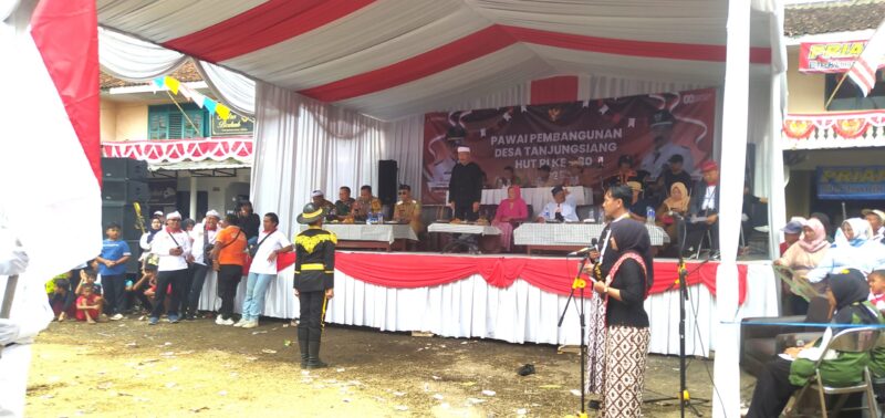 Karnaval dalam rangka memperingati Hari Ulang Tahun (HUT) Kemerdekaan Republik Indonesia ke-80 di Desa Tanjungsiang dimeriahkan oleh pelaku Usaha Mikro, Kecil, dan Menengah (UMKM) dan para pengrajin lokal. 