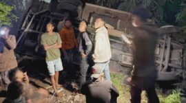 PLH Kabid Humas Polda Jabar Kombes Pol Irfan, menyampaikan bahwa truk bermuatan pupuk kandang tersebut mengalami patah as roda saat melaju di tanjakan. 