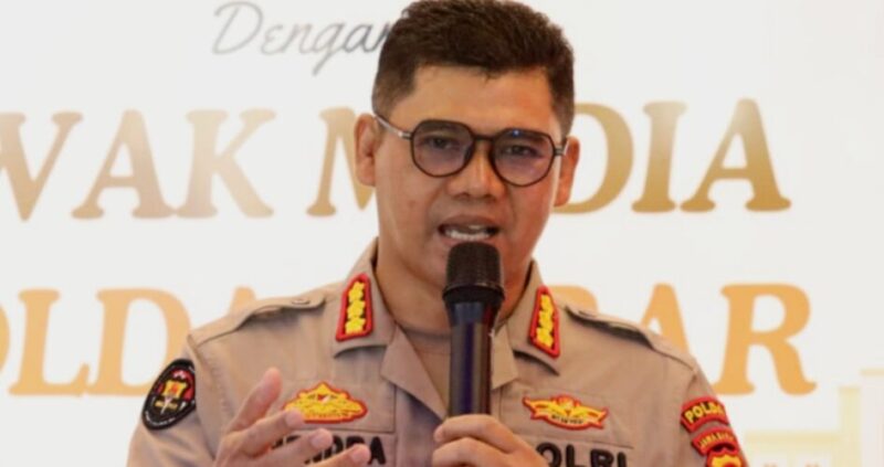Kabid Humas Polda Jabar, Kombes Pol Hendra Rochmawan, menyampaikan, “Kegiatan aspirasi Buruh yang digelar di 3 lokasi di Jabar berjalan baik, aman dan lancar.
