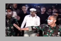 Ditengah Gelap Gulita, Dedi Mulyadi Temui Para Pengujuk Rasa yang Berlangsung di Depan Gedung DPRD