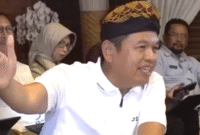 Gubernur Jawa Barat Dedi Mulyadi saat berdiskusi dengan Kepala Dinas Pendidikan Jawa Barat Purwanto tentang kegiatan Outing Class.
