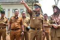 Bupati Sumedang, Dony Ahmad Munir, meninjau lokasi landing para pilot paralayang untuk ajang West Java Paragliding Championship, pada Senin, 15 September 2025.