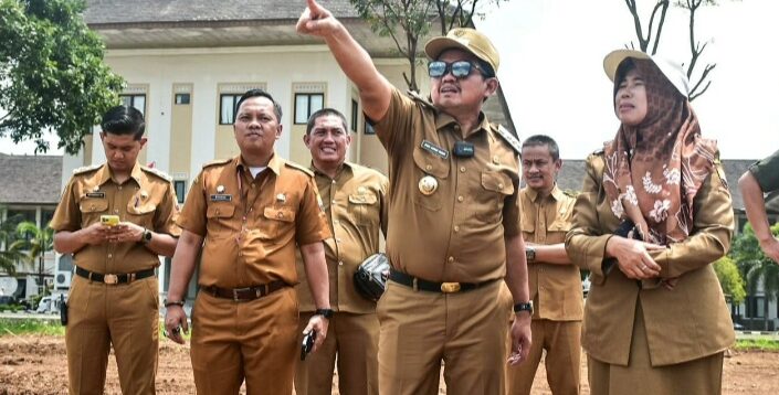 Bupati Sumedang, Dony Ahmad Munir, meninjau lokasi landing para pilot paralayang untuk ajang West Java Paragliding Championship, pada Senin, 15 September 2025.