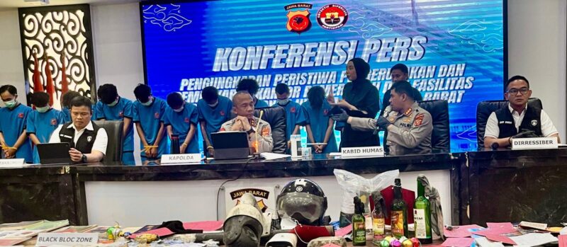 Kapolda Jabar, Irjen Pol. Rudi Setiawan: Aparat telah mengamankan 156 orang terduga pelaku dan menetapkan 26 orang sebagai tersangka pengrusakan dan pembakaran.