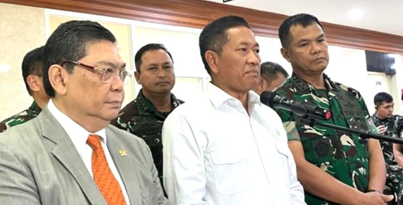 Wakil Panglima TNI Jendral  Tandyo menegaskan TNI taat konstitusi. Pihaknya akan bertindak setelah ada perintah.