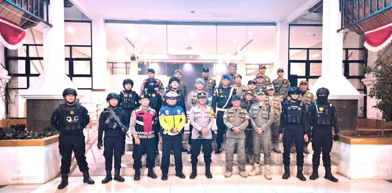 Polres Sumedang, bersama Pol PP melakukan pengamanan di Gedung DPRD Sumedang pada Selasa Malam (2/9)
