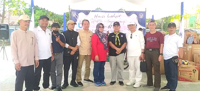 Foto. Kepala Sekolah SMPN 1 Tanjungsiang beserta Alumni angkatan 83 (Anggota DPRD Prov Jabar, Kadis Pendidikan Kab.Subang dan Dosen Politeknik Negeri Jember)