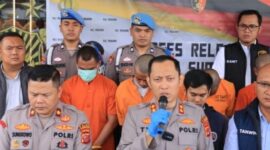 Enam tersangka pelaku pembobol empat sekolah di Kabupaten Sumedang berhasil diamankan p Satreskrim Polres Sumedang. 