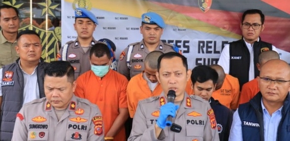 Enam tersangka pelaku pembobol empat sekolah di Kabupaten Sumedang berhasil diamankan p Satreskrim Polres Sumedang. 